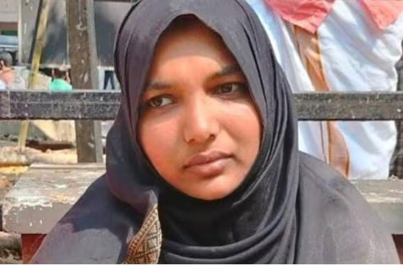 കോഴിക്കോട് മെഡിക്കൽ കോളജിൽ പ്രസവ ശസ്ത്രക്രിയക്കിടെ വയറ്റിൽ കത്രിക കുടുങ്ങി ദുരിത ജീവിതം പേറുന്ന ഹർഷിന വീണ്ടും സമരത്തിലേക്ക്. 